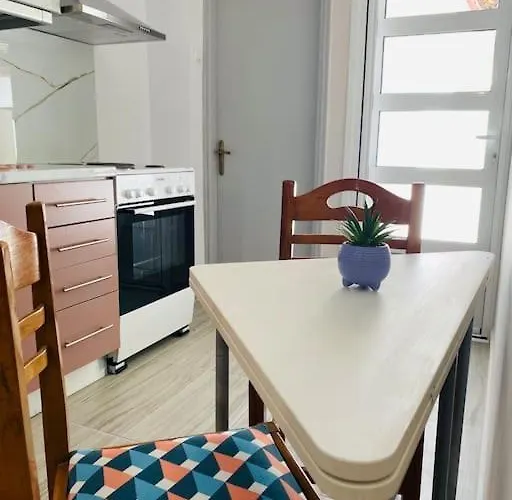 Modern 2br Near Centre -5min Wlk Patras
